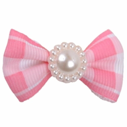 Lyserød butterfly med sten